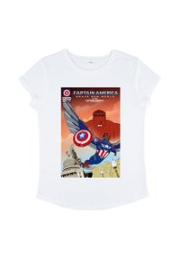 Camiseta blanca de manga corta con un gráfico colorido de cómic de Capitán América, con colores llamativos e imágenes de superhéroes.