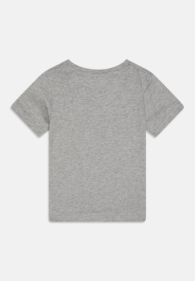 Camiseta gris de manga corta hecha de una mezcla de algodón, con un clásico escote redondo y una textura lisa y uniforme. Sin gráficos ni patrones.