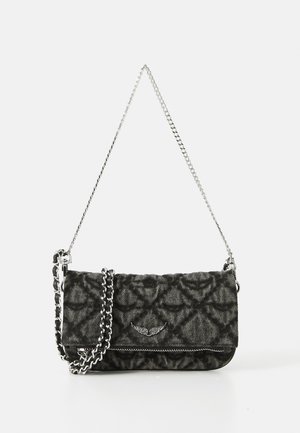 Sac bandoulière en tissu noir matelassé avec une chaîne en argent, fermeture zippée et détail logo d'aile en relief à l'avant.