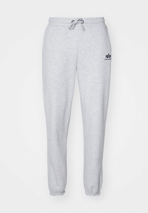 Pantaloni della tuta grigio chiaro con vita regolabile tramite cordino, polsini elasticizzati e un piccolo logo blu navy sulla coscia sinistra. Tessuto morbido e texturizzato.