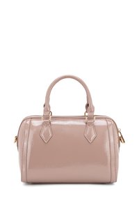 Borsa lucida di colore rosa chiaro con doppi manici, dettagli in oro e forma arrotondata. Presenta una chiusura con zip e una texture elegante.