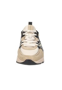 Beige en zwarte sneaker met een mix van suede en leren materialen, ronde neus, vetersluiting aan de voorkant en textuuraccenten aan de zijkanten.