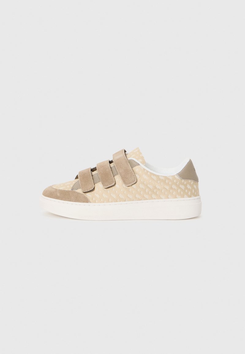 Sneaker beige con tomaia in suede e tessuto, dotato di tre cinturini regolabili in velcro, suola in gomma bianca e motivo superficiale texturizzato.