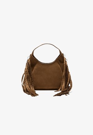 Borsa a tracolla in suede marrone con nappe di frange adornate con piccole borchie, appese su entrambi i lati e dotata di una singola tracolla.