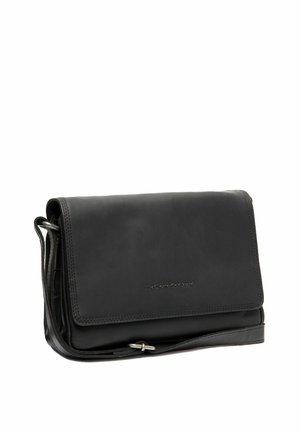Schwarze Leder-Crossbody-Tasche mit einem Klappenverschluss, glatter Textur, verstellbarem Trageriemen und dezentem Logodetail auf der Vorderseite.