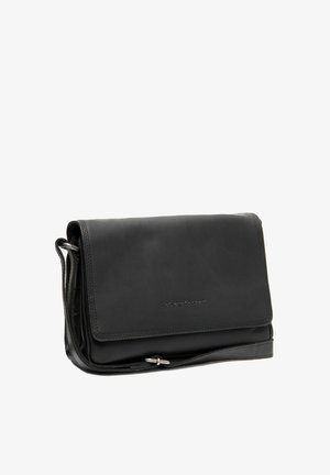 Schwarze Leder-Crossbody-Tasche mit einem Klappenverschluss, glatter Textur, verstellbarem Trageriemen und dezentem Logodetail auf der Vorderseite.