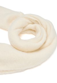 Sciarpa di lana di colore crema, morbida e spessa, arrotolata liberamente su uno sfondo bianco, che mostra la sua texture e calore.