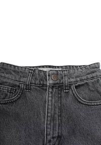 Grå denimjeans med hög midja, metallknäppning, sydd midjeband och framfickor. Texturen är något sliten med en mjuk yta.