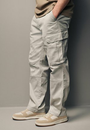 REGULAR FIT STRAIGHT LEG STRETCH - Chinos - light stone