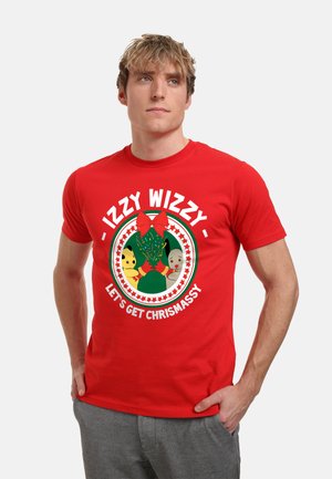 Rotes Baumwoll-T-Shirt mit einem zentralen Grafikmotiv von Cartoonfiguren, einem grünen Weihnachtsbaum und dem Text "IZZY WIZZY LET'S GET CHRISMASSY."