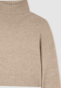 Beżowy sweter z golfem z prążkowanym dekoltem i dołem, miękką dzianiną oraz opadającym fasonem ramion.