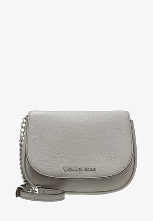 Lichtgrijze leren crossbodytas met klepsluiting, zilveren kettingriem en Michael Kors-logo aan de voorkant.