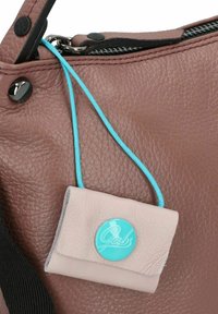 Braune, strukturierte Lederhandtasche mit einem pinken Lederbeutel, der mit einem blauen Band befestigt ist, und einem türkisfarbenen Knopf mit dem "Gabs"-Logo.