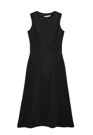 Vestido midi negro sin mangas con cuerpo entallado y falda acampanada, con detalles de costuras verticales y escote redondo.