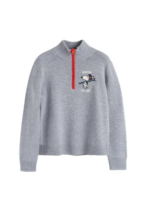 Grijze gebreide trui met een hoge kraag, een rode rits en een Snoopy die skiër is grafiek op de voorkant. Heeft ribbelmouwen en zoom.