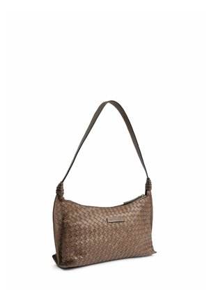 Sac à main en cuir marron avec texture tissée, une seule bandoulière, fermeture éclair et petite étiquette de marque rectangulaire à l'avant.