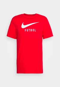 Červené tričko s krátkým rukávem s bílým logem Nike swoosh a slovem "FUTBOL" vytištěným pod logem na hrudi.