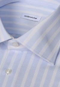 Chemise à rayures bleu clair et blanc avec col à boutons et étiquette portant la mention "seidensticker" à l’intérieur du col.