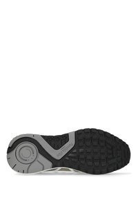 Zwarte rubberen zool met een patroonloopvlak, met een grijze middenzool met merkvermelding en een beige mesh bovenwerk. Textuurdetails aanwezig.