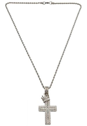 Collana argento con catena attorcigliata, con un ciondolo a croce decorato con gemme trasparenti e un accento a forma di corona nella parte superiore.