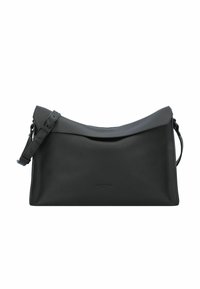 Czarna skórzana torebka crossbody o miękkiej, teksturowanej powierzchni, posiadająca zarysowany kształt i regulowany pasek. Proste zapięcie na klapę oraz szczegół z logo.