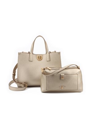 Dos bolsos de cuero beige con textura y detalles dorados: un gran bolso tote con asas superiores y un bolso cruzado rectangular más pequeño.