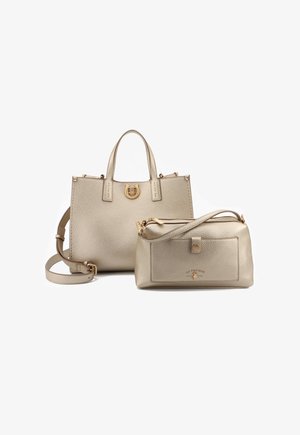 Dos bolsos de cuero beige con textura y detalles dorados: un gran bolso tote con asas superiores y un bolso cruzado rectangular más pequeño.