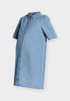 Rochie pentru gravide din denim albastru deschis, cu mâneci scurte, închidere cu nasturi în față și guler ascuțit, prezentată pe un fundal alb.