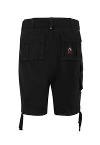 Svarte cargo-shorts med sidelommer og baklommer med klaff, et svart belte, og et lite brodert rødt og hvitt grafisk motiv på høyre baklomme.