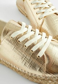 Next FOREVER COMFORT TOE CAP- REGULAR FIT - Espadrillot - gold
