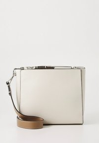 Hvid læder crossbody-taske med en struktureret form, tynd brun rem, sølvfarvet hardware og en glat tekstureret overflade.