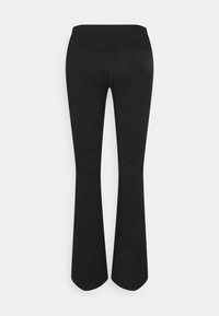 Zwarte uitlopende broek met een soepele textuur, voorzien van een brede tailleband en subtiele naaddetails langs de benen. Geen zichtbare zakken.