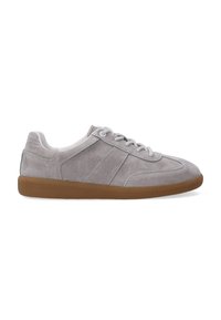 Nízký volnočasový sneaker v světle šedé semišové kůži s bílými tkaničkami a hnědou gumovou podrážkou, zobrazený z profilu na bílém pozadí.