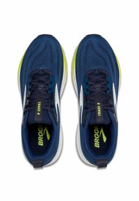 Baskets de course navy avec une tige en maille respirante, accents blancs et vert citron, bout rond et lacets plats. Caractéristique portant la mention "TRACE 4" sur la languette.