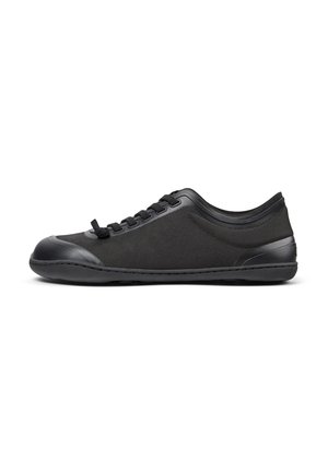 Schwarze Schuhe mit einem atmungsaktiven Mesh-Obermaterial und verstärktem Gummizehenschutz. Sie verfügen über ein elegantes Design, eine flache Sohle und eine traditionelle Schnürverschluss.