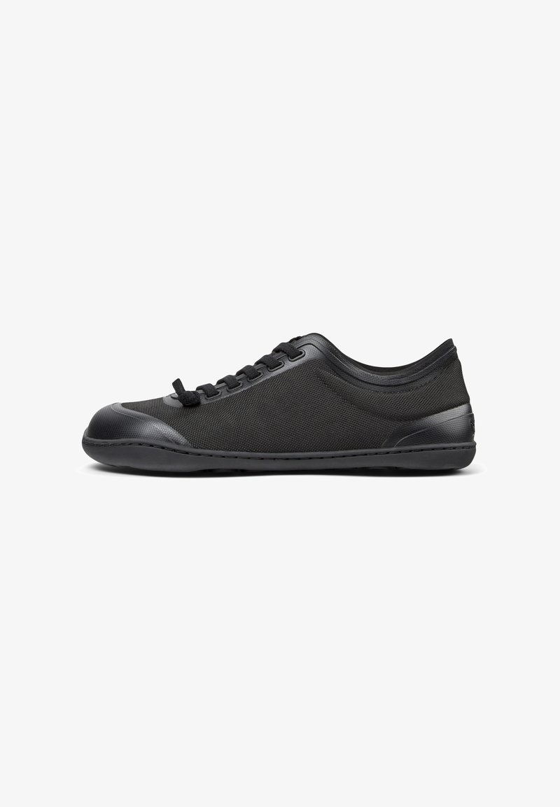 Zapatos negros con una parte superior de malla transpirable y una punta de goma. Presentan un diseño elegante, suela plana y cierre tradicional con cordones.
