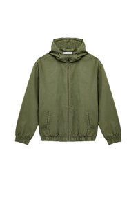 Chaqueta ligera de color verde olivo con capucha, puños y cintura elásticos. Presenta un cierre frontal con cremallera y dos bolsillos laterales. Textura de tela suave.