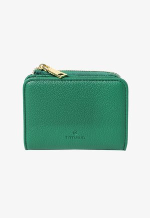 Portefeuille en cuir vert avec une surface texturée, matériel de fermeture éclair doré et logo de la marque en relief à l'avant. Forme rectangulaire, design compact.