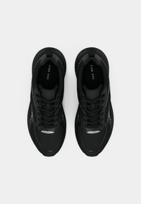 Μαύρα αθλητικά παπούτσια με υφασμάτινο επάνω μέρος με υφή, λείες συνθετικές λεπτομέρειες και αντίθετες γκρι λεπτομέρειες· διαθέτουν στρογγυλά κορδόνια και θηλιές για τράβηγμα.