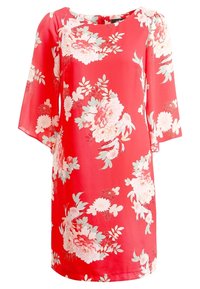 Robe florale rouge en tissu léger, avec un encolure ronde, des manches courtes volantées, et de grands motifs de fleurs blanches et bleu clair.