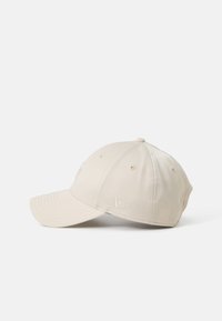 Beige baseballcaps med buet skygge, laget av glatt stoff, med seks ventilasjonsøyne og et brodert logo på forsiden.