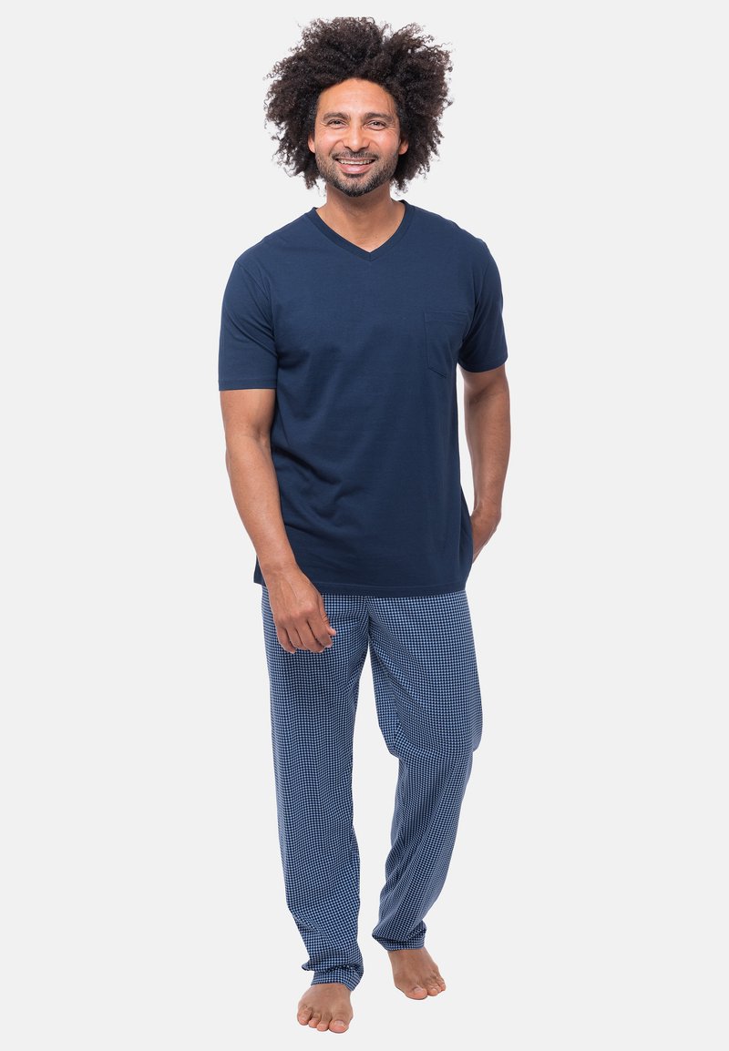 Navy V-Ausschnitt T-Shirt mit kurzen Ärmeln und einer Tasche, kombiniert mit hellblauen karierten Schlafanzughosen. Weicher Baumwollstoff.