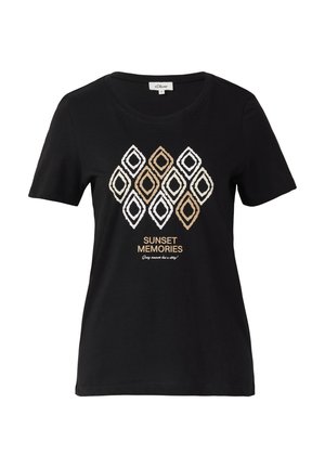 T-shirt en coton noir à manches courtes avec un motif en losanges marron, blanc et doré, et le texte "SOUVENIRS DU CREPUSCULE" sur le devant.