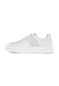Baskets en cuir blanc avec des accents gris, bout arrondi, design à lacets plats, semelle épaisse blanche et texture lisse. Style minimaliste.