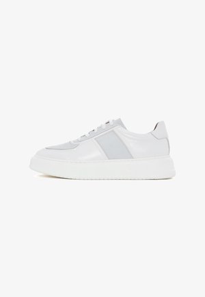 Witte leren sneaker met grijze accenten, ronde neus, vlakke vetersluiting, dikke witte zool en een gladde textuur. Minimalistische stijl.