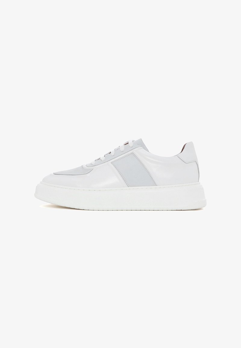 Weiße Ledersneaker mit grauen Akzenten, runder Zehenpartie, flacher Schnürdesign, dicker weißer Sohle und glatter Oberfläche. Minimalistischer Stil.