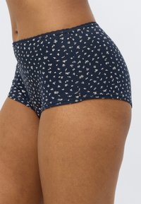 Μπλε βαμβακερά σορτς με υφή που απεικονίζει μικρά λευκά λουλούδια, με απαλό, κυματιστό ζωνάκι και εφαρμοστή γραμμή.