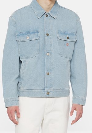 Lichtblauwe denim jas met lange mouwen, twee voorkistas, zilveren knoopsluitingen en een geborduurd logo op de linkerkant van de borstzak.