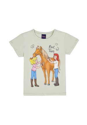 Kinder putzen ein braunes Pferd, auf einem cremefarbenen T-Shirt stehen der Text "Best Team", ein Hufeisen, ein Herz und ein Schmetterling.