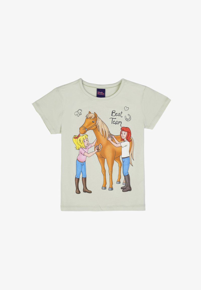 Bambini che spazzolano un cavallo marrone con la scritta "Migliore Squadra", un ferro di cavallo, un cuore e una farfalla su una maglietta color crema.